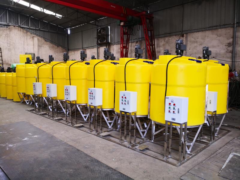 成都加药装置案例——不锈钢支架PE加药桶